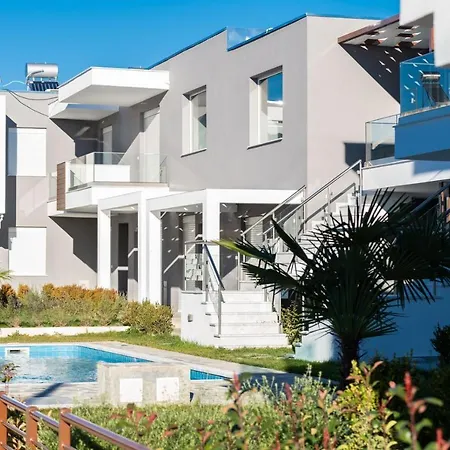 Ofrynio Luxury & Pool Apartment