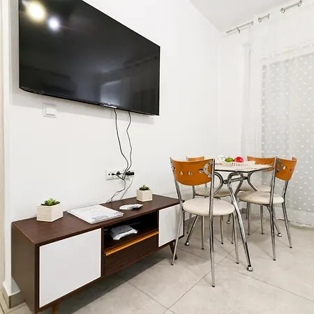 Ofrynio Luxury & Pool Apartment