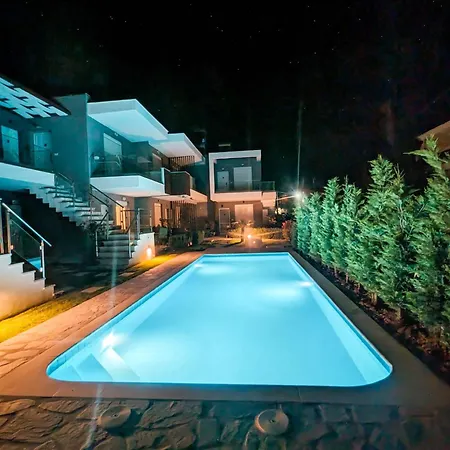 Ofrynio Luxury & Pool Apartment