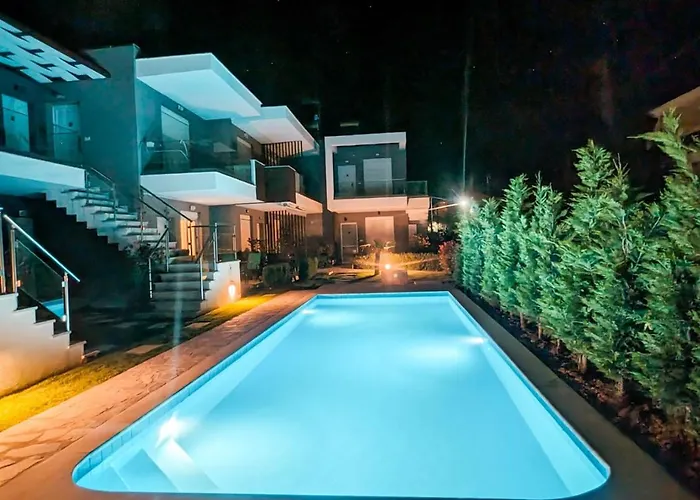 Ofrynio Luxury & Pool アパート